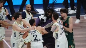 Drama u Atini: Lesor krenuo na heroja Fenerbahčea, umešao se i Slukas - Atamanu pozlilo (VIDEO) Matijas Lesor