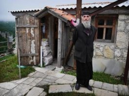 Kada vam neka osoba čini zlo i nanosi vam veliku bol, uradite samo ovu stvar i ponovo ćete naći svoj put ka sreći: Moćan savet monaha sa Svete Gore
