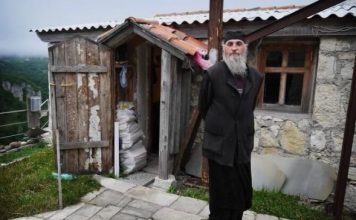 Kada vam neka osoba čini zlo i nanosi vam veliku bol, uradite samo ovu stvar i ponovo ćete naći svoj put ka sreći: Moćan savet monaha sa Svete Gore