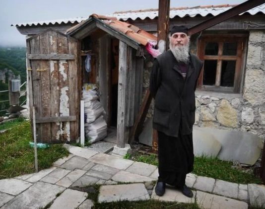 Kada vam neka osoba čini zlo i nanosi vam veliku bol, uradite samo ovu stvar i ponovo ćete naći svoj put ka sreći: Moćan savet monaha sa Svete Gore