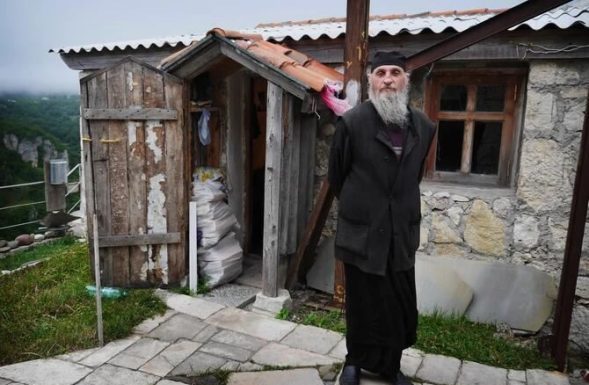 Kada vam neka osoba čini zlo i nanosi vam veliku bol, uradite samo ovu stvar i ponovo ćete naći svoj put ka sreći: Moćan savet monaha sa Svete Gore