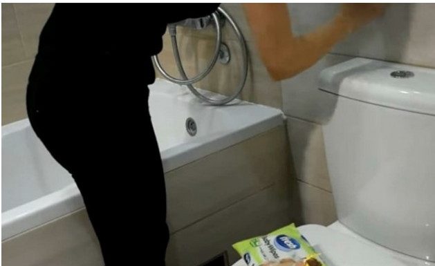 ŽENA SIPALA OVO U VODOKOTLIĆ I IZAZVALA BURU NA INTERNETU: Kupatilo joj miriše mjesecima, a caka nikad prostija ŽENA SIPALA OVO U VODOKOTLIĆ I IZAZVALA BURU NA INTERNETU: Kupatilo joj miriše mjesecima, a caka nikad prostija - featured image
