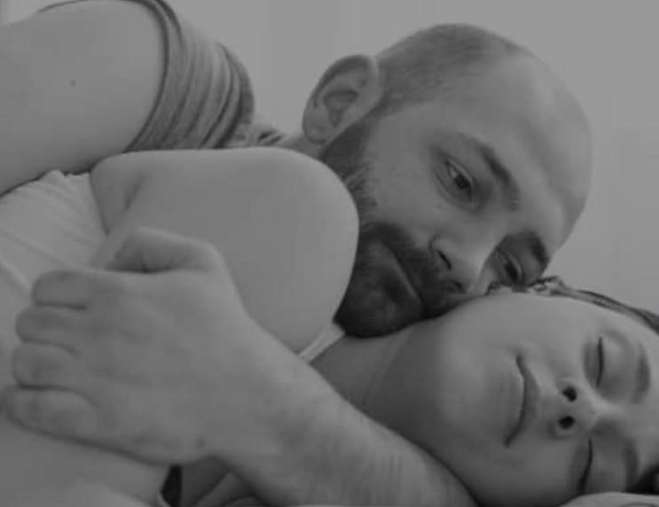 Šta znači ako žena tokom intimnog odnosa samo leži i pasivno se ponaša, prema psihologiji - featured image