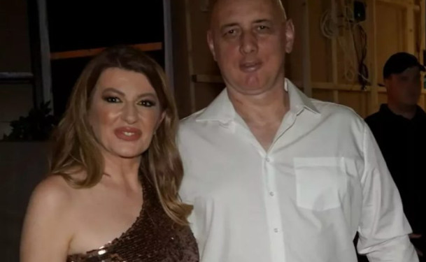 VIKI PROGOVORILA O RASTAVI OD TAŠKETA: Pjevačica 20 godina šutiIa, u Nerminu sam pronasla utjehu, trpiIa sam jake udarce u tom braku, vrijeme je da se zna! VIKI PROGOVORILA O RASTAVI OD TAŠKETA: Pjevačica 20 godina šutiIa, u Nerminu sam pronasla utjehu, trpiIa sam jake udarce u tom braku, vrijeme je da se zna! - featured image