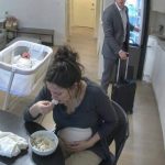Vratio sam se kući potpuno neočekivano u novogodišnjoj noći, nestrpljiv da iznenadim svoju suprugu i prvi put uzmem u naručje našeg tek rođenog sina. Vratio sam se kući potpuno neočekivano u novogodišnjoj noći, nestrpljiv da iznenadim svoju suprugu i prvi put uzmem u naručje našeg tek rođenog sina. - featured image