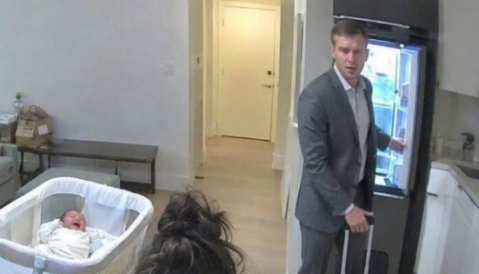 Vratio sam se kući potpuno neočekivano u novogodišnjoj noći, nestrpljiv da iznenadim svoju suprugu i prvi put uzmem u naručje našeg tek rođenog sina. Vratio sam se kući potpuno neočekivano u novogodišnjoj noći, nestrpljiv da iznenadim svoju suprugu i prvi put uzmem u naručje našeg tek rođenog sina. - featured image