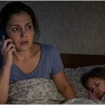 Mama me je nazvala noću: „Kada ćeš pokupiti dijete? Već mjesec dana sjedim s njom.” Zaledila sam se: „Mama… moja kćerka spava pored mene.” Mama me je nazvala noću: „Kada ćeš pokupiti dijete? Već mjesec dana sjedim s njom.” Zaledila sam se: „Mama… moja kćerka spava pored mene.” - featured image