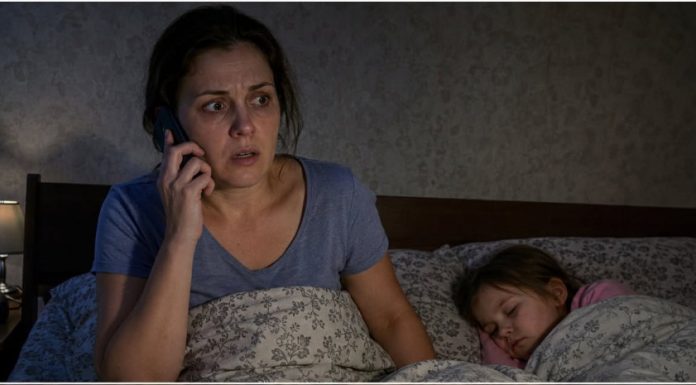 Mama me je nazvala noću: „Kada ćeš pokupiti dijete? Već mjesec dana sjedim s njom.” Zaledila sam se: „Mama… moja kćerka spava pored mene.” Mama me je nazvala noću: „Kada ćeš pokupiti dijete? Već mjesec dana sjedim s njom.” Zaledila sam se: „Mama… moja kćerka spava pored mene.” - featured image