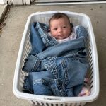 Pronašla sam bebu umotanu u traper jaknu moje nestale kćeri na svom trijemu — a poruka koju sam izvukla iz džepa natjerala mi je ruke da zadrhte Pronašla sam bebu umotanu u traper jaknu moje nestale kćeri na svom trijemu — a poruka koju sam izvukla iz džepa natjerala mi je ruke da zadrhte - featured image