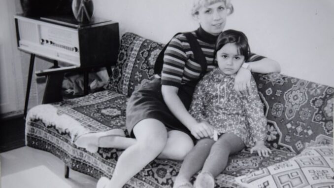 Milena je ’97 s majkom iz Bosne izbegla u Beograd saznavši da joj je tata poginuo: Na maturi se pojavio čovek zbog koje se njena majka rasplakala - featured image