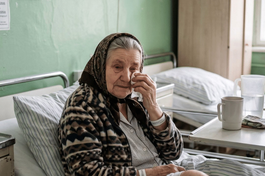 S 83 godine slomila sam nogu i danima nitko iz moje obitelji nije imao vremena za mene, osim susjedova dječaka — a ono što je pronašao na mom tavanu otkrilo je tajnu staru sedamdeset četiri godine - featured image S 83 godine slomila sam nogu i danima nitko iz moje obitelji nije imao vremena za mene, osim susjedova dječaka — a ono što je pronašao na mom tavanu otkrilo je tajnu staru sedamdeset četiri godine - featured image