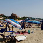 DA LI JE MOGUĆE?!DA LI OVO RADE OD 7 UJUTRU… Skandal na hrvatskoj plaži, LJUDI ZGROŽENI PRIZOROM DA LI JE MOGUĆE?!DA LI OVO RADE OD 7 UJUTRU… Skandal na hrvatskoj plaži, LJUDI ZGROŽENI PRIZOROM - featured image