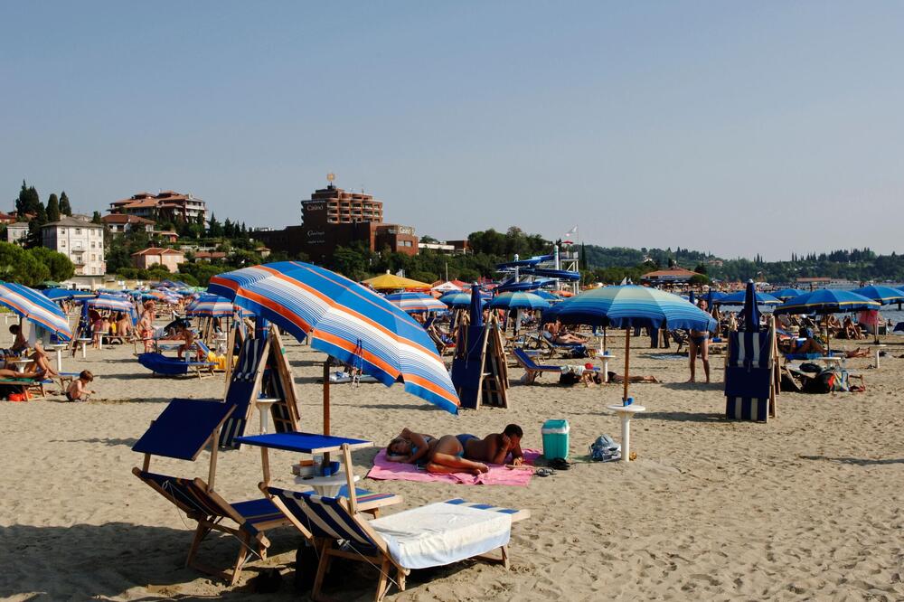 DA LI JE MOGUĆE?!DA LI OVO RADE OD 7 UJUTRU… Skandal na hrvatskoj plaži, LJUDI ZGROŽENI PRIZOROM - featured image
