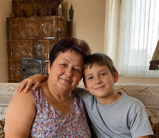 Sedmogodišnji Luka rekao je učiteljici da mu baka svake noći veže ruke, ali tek kad su otvorili zaključanu sobu na katu, otkrili su zašto dječak godinama vjeruje da mu je majka mrtva