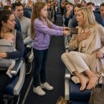 Nepoznata žena zauzela je sjedalo u avionu koje sam dodatno platila da rezerviram i nasmijala mi se kad sam je zamolila da se pomakne. Već sam htjela pozvati stjuardesu — ali moja desetogodišnja kći stisnula me za ruku i šapnula: „Nemoj.“ Deset minuta nakon polijetanja ustala je, izgovorila jednu rečenicu i cijela kabina utihnula je toliko da se činilo kao da su svi odjednom prestali disati. Nepoznata žena zauzela je sjedalo u avionu koje sam dodatno platila da rezerviram i nasmijala mi se kad sam je zamolila da se pomakne. Već sam htjela pozvati stjuardesu — ali moja desetogodišnja kći stisnula me za ruku i šapnula: „Nemoj.“ Deset minuta nakon polijetanja ustala je, izgovorila jednu rečenicu i cijela kabina utihnula je toliko da se činilo kao da su svi odjednom prestali disati. - featured image