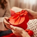 POKLONE OD OVIH LJUDI TREBA ODMAH BACITI ILI SPALITI: Nikako ih ne unosite u kuću POKLONE OD OVIH LJUDI TREBA ODMAH BACITI ILI SPALITI: Nikako ih ne unosite u kuću - featured image