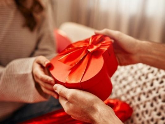 POKLONE OD OVIH LJUDI TREBA ODMAH BACITI ILI SPALITI: Nikako ih ne unosite u kuću POKLONE OD OVIH LJUDI TREBA ODMAH BACITI ILI SPALITI: Nikako ih ne unosite u kuću - featured image