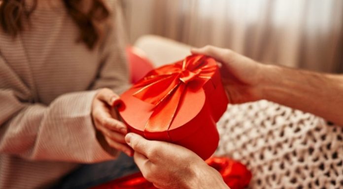 POKLONE OD OVIH LJUDI TREBA ODMAH BACITI ILI SPALITI: Nikako ih ne unosite u kuću POKLONE OD OVIH LJUDI TREBA ODMAH BACITI ILI SPALITI: Nikako ih ne unosite u kuću - featured image