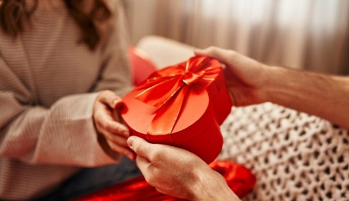 POKLONE OD OVIH LJUDI TREBA ODMAH BACITI ILI SPALITI: Nikako ih ne unosite u kuću - featured image