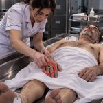 Medicinska sestra je željela ukrasti skupocjeni prsten od preminulog muškarca, ali kada je dodirnula njegovu ruku, vrisnula je od užasa.😱😱 Medicinska sestra je željela ukrasti skupocjeni prsten od preminulog muškarca, ali kada je dodirnula njegovu ruku, vrisnula je od užasa.😱😱 - featured image