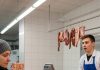 Svaki dan sedamdesetogodišnja penzionerka kupovala je kod mesara 40 kilograma mesa. Jednog dana mesar je odlučio da je prati kako bi saznao gde nestaje svo to meso. Svaki dan sedamdesetogodišnja penzionerka kupovala je kod mesara 40 kilograma mesa. Jednog dana mesar je odlučio da je prati kako bi saznao gde nestaje svo to meso. - featured image