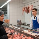 Svaki dan sedamdesetogodišnja penzionerka kupovala je kod mesara 40 kilograma mesa. Jednog dana mesar je odlučio da je prati kako bi saznao gde nestaje svo to meso. Svaki dan sedamdesetogodišnja penzionerka kupovala je kod mesara 40 kilograma mesa. Jednog dana mesar je odlučio da je prati kako bi saznao gde nestaje svo to meso. - featured image