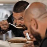 Četvorica motorista naručila su hranu u malom restoranu pored puta, a zatim otišla ne plativši račun jer su mislila da im siromašna starica, vlasnica restorana, ne može ništa učiniti. Ali ti muškarci nisu mogli ni zamisliti s kim su se zapravo zakačili. 😳 Četvorica motorista naručila su hranu u malom restoranu pored puta, a zatim otišla ne plativši račun jer su mislila da im siromašna starica, vlasnica restorana, ne može ništa učiniti. Ali ti muškarci nisu mogli ni zamisliti s kim su se zapravo zakačili. 😳 - featured image