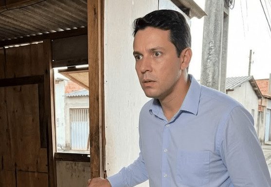 Vratio se podijeliti imovinu nakon razvoda… i pronašao bivšu suprugu kako spava u baraci s njihovim sinom. Vratio se podijeliti imovinu nakon razvoda… i pronašao bivšu suprugu kako spava u baraci s njihovim sinom. - featured image