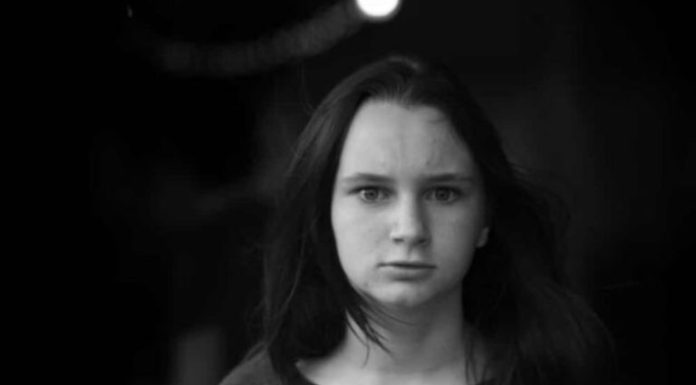 Kako prepoznati mentalno bolesnu osobu koja to vješto prikriva? Važan signal odaje je u razgovoru Kako prepoznati mentalno bolesnu osobu koja to vješto prikriva? Važan signal odaje je u razgovoru - featured image