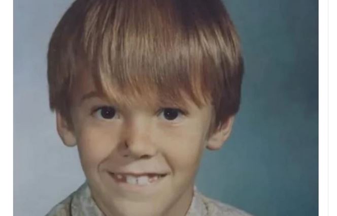 Dečak (7) krenuo u školu i više se nije vratio: Nakon osam godina se pojavio sa detetom u rukama, a kada je otkrio STRAHOTE KOJE JE PREŽIVEO ljudi su bili u šoku - featured image