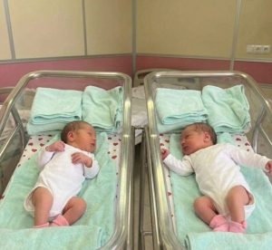 Nakon 20 godina čekanja, napokon su dobili blizance… ali kada je liječnik vidio znak na rukama beba, svi su se zaledili 😱💔👇 Nakon 20 godina čekanja, napokon su dobili blizance… ali kada je liječnik vidio znak na rukama beba, svi su se zaledili 😱💔👇 - featured image