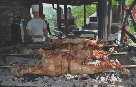 Najeo se jagnjetine u Jablanici, pa pobjegao: Konobar ga ganjao do Banja Luke a pogledajte sta se desilo kad ga je uhvatio!!! Najeo se jagnjetine u Jablanici, pa pobjegao: Konobar ga ganjao do Banja Luke a pogledajte sta se desilo kad ga je uhvatio!!! - featured image