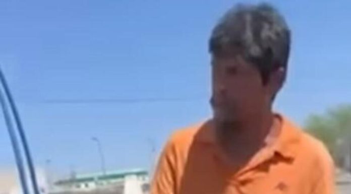 PROSJAK MU PRIŠAO I TRAŽIO NOVAC, A ON MU PONUDIO POSAO: Odgovor koji je dobio će vas iznervirati (VIDEO) PROSJAK MU PRIŠAO I TRAŽIO NOVAC, A ON MU PONUDIO POSAO: Odgovor koji je dobio će vas iznervirati (VIDEO) - featured image
