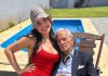 👰♀️💸‼️ Imala sam 24 godine kada sam se zaljubila u muškarca koji je bio 75 godina stariji od mene. Njegova djeca su me MRZILA jer su bila uvjerena da sam s njim samo zbog njegova novca… Sve dok jedne večeri nije došao u moj mali stan i rekao nešto zbog čega sam odmah ustala i počela pakirati kovčeg… 😨💔 👰♀️💸‼️ Imala sam 24 godine kada sam se zaljubila u muškarca koji je bio 75 godina stariji od mene. Njegova djeca su me MRZILA jer su bila uvjerena da sam s njim samo zbog njegova novca… Sve dok jedne večeri nije došao u moj mali stan i rekao nešto zbog čega sam odmah ustala i počela pakirati kovčeg… 😨💔 - featured image