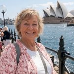 U 69. godini prodala sam svoju kuću da bih putovala po svetu, uprkos protivljenju svoje dece — u Australiji me je jedan muškarac pozvao kod sebe na kafu, ali kada sam ušla u njegovu dnevnu sobu, sledila sam se. 😱 U 69. godini prodala sam svoju kuću da bih putovala po svetu, uprkos protivljenju svoje dece — u Australiji me je jedan muškarac pozvao kod sebe na kafu, ali kada sam ušla u njegovu dnevnu sobu, sledila sam se. 😱 - featured image