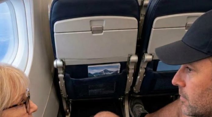 Muškarac je satima zauzimao deo mog sedišta u avionu! Kada sam ga zamolila da se pomeri, nasmejao se: „Tako ste sitni! Zašto vam treba toliko prostora?“ Ali kada se vratio iz toaleta, ukočio se od šoka i besno povikao: „ŠTA STE TO URADILI?!“ Muškarac je satima zauzimao deo mog sedišta u avionu! Kada sam ga zamolila da se pomeri, nasmejao se: „Tako ste sitni! Zašto vam treba toliko prostora?“ Ali kada se vratio iz toaleta, ukočio se od šoka i besno povikao: „ŠTA STE TO URADILI?!“ - featured image